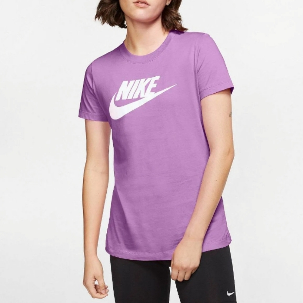 NWT Nike Sportswear Essential T-shirt Size M